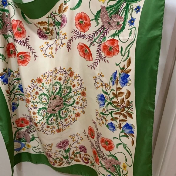 Vintage GUCCI Iconic "Flora" Silk Scarf with Green Border - Picture 4 of 11